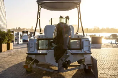 achterzijde van boot op trailer bij marina