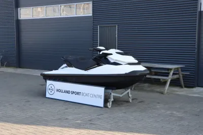 wit-zwarte waterscooter op stelling