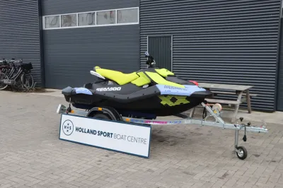 jetski op trailer voor bedrijfspand