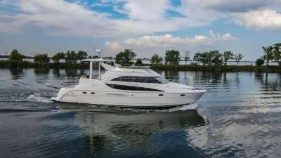 witte motoryacht varend op water