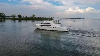 wit motorjacht op kalm water