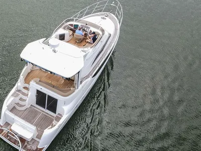 luchtfoto van motoryacht op open water