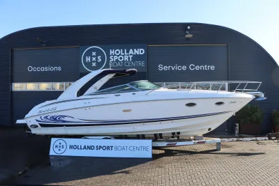 witte motorboot op trailer voor bedrijfspand