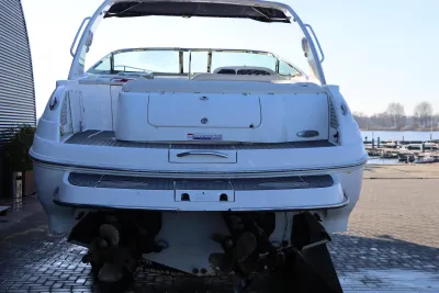 achterkant van een boot aan de kade