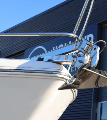 boeg en anker van boot bij servicecentrum