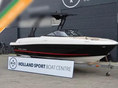 boot op trailer voor bedrijfsgebouw