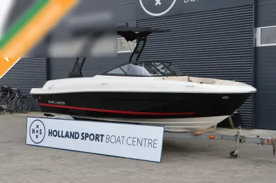 boot op trailer voor bedrijfsgebouw