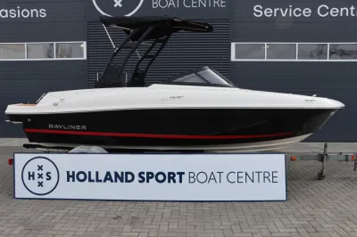 motorboot op trailer voor showroom