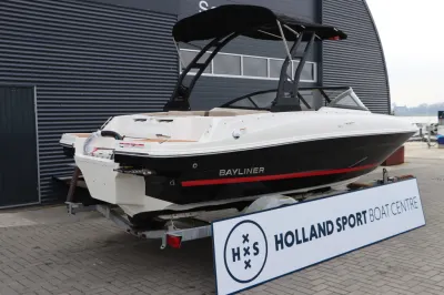 Bowrider boot op trailer bij loods