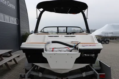 achteraanzicht van boot op trailer
