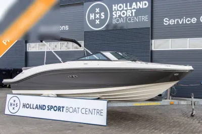 speedboot op trailer voor bedrijfshal