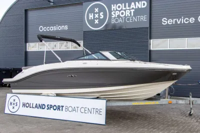 snelboot op trailer voor bedrijfspand