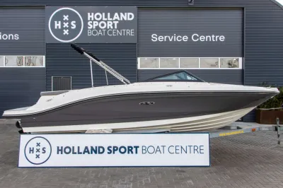 Snelboot op trailer voor bedrijfsgebouw