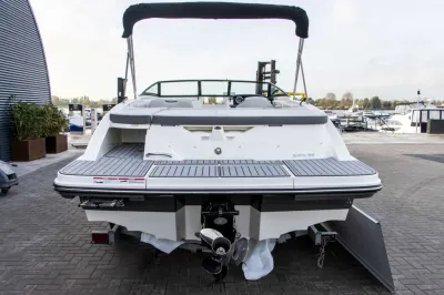 Achteraanzicht van speedboot op trailer