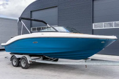 motorboot op trailer bij loods