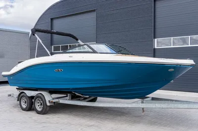 blauwe speedboot op trailer