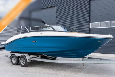 blauwe speedboot op trailer