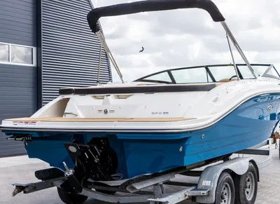 speedboot op trailer bij loods