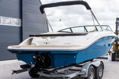speedboot op trailer bij bedrijfspand