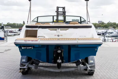 achteraanzicht van speedboot op trailer
