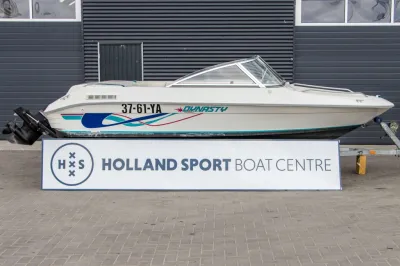 speedboot op trailer voor loods