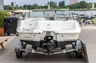 achterzijde van een speedboot op trailer