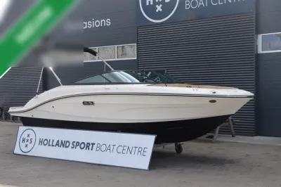 motorboot buiten op trailer bij bedrijfshal