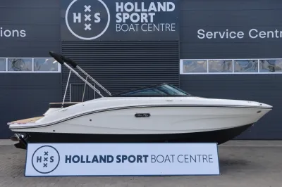 motorboot gepositioneerd voor gebouw