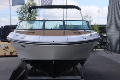 vooraanzicht van een speedboot op trailer