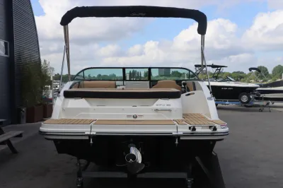 achteraanzicht van boot op trailer