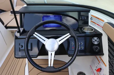 stuurwiel en dashboard van boot