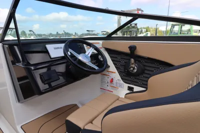 Stuurconsole en zitje van bootinterieur