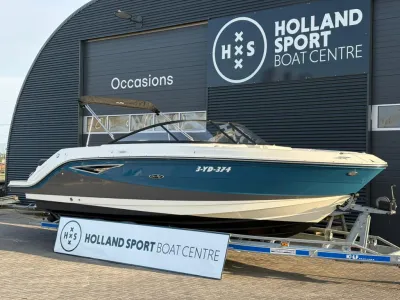 speedboot op trailer voor bedrijfspand