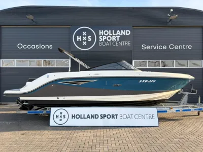 motorboot op trailer voor showroomgevel