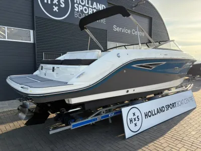 motorboot op trailer bij servicecentrum