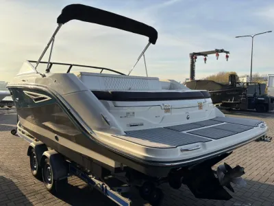 speedboot op trailer in havenomgeving