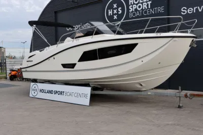 motorboot op trailer voor showroom