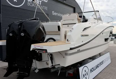 Achteraanzicht van motorboot bij bootcentrum