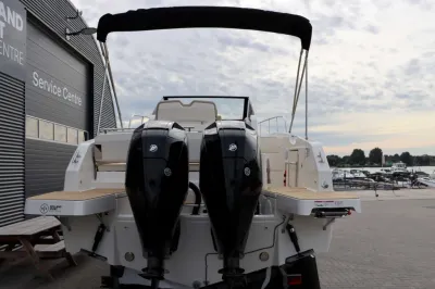 Achteraanzicht van boot met buitenboordmotoren