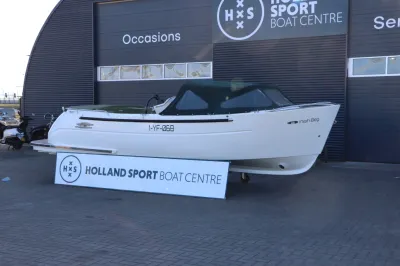 witte tender voor botenhal op geplaveide ondergrond