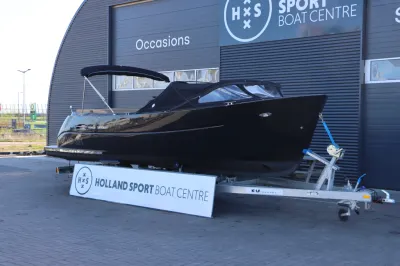 zwarte tender op trailer voor bedrijfspand