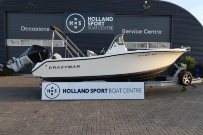 center-console boot op trailer voor bedrijfsgebouw