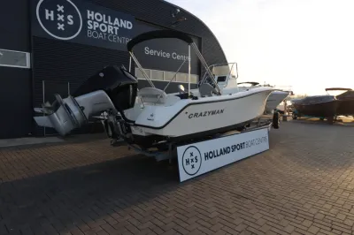 consoleboot op trailer bij showroom