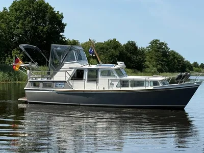 grijs motorjacht op rustig water