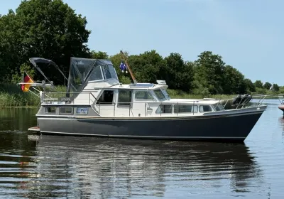 motorjacht liggend in rustig water