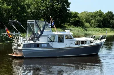 wit motorjacht op stil water