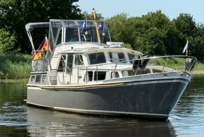 motorjacht in het water met cabine