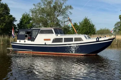 motorboot aan de oever op rustig water
