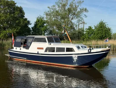 wit-blauw motorjacht op rustig water