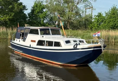 boot op stil kanaal met bomen op achtergrond